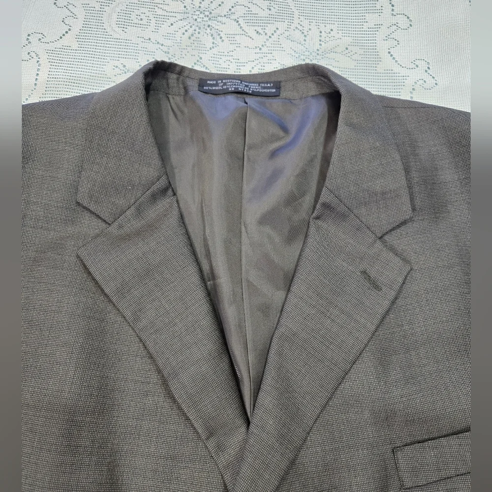 Roger's Aristocrat 86% Wool Vintage Men Blazer.  Measurements are in Pictures.